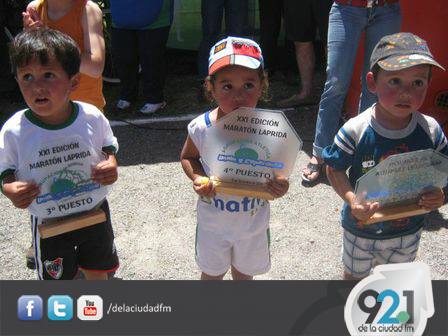 En la imagen uno de los chicos con su premio