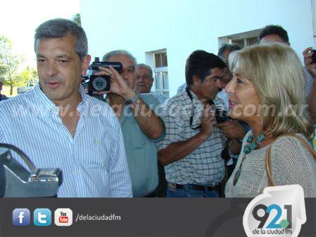 En la foto del Semanario Vamos Julián Domínguez con Mabel Cledou