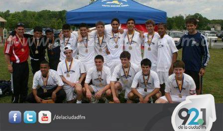 Billy Gatti es el primero desde la derecha con casaca oscura - Foto Facebook Billy Gatti